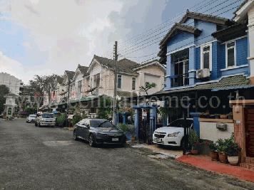 ทาวน์โฮม หมู่บ้านสิรภัทร2 อยู่ด้านหน้าโครงการ บ้านหัวมุมมีพื้นที่ทำสวนเล็กๆ