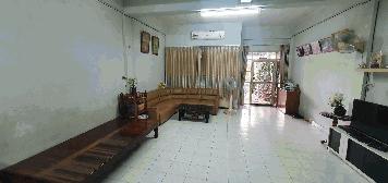 ขายบ้าน ในตัวเมือง ใกล้ศาลากลางจังหวัดราชบุรี  ขายบ้านทาวเฮ้าส์ 2 ชั้น ขนาด 27 ตารางวา ถนนเสือป่า ซอย 5 ตำบลหน้าเมือง อำเภอเมือง จังหวัดราชบุรี  