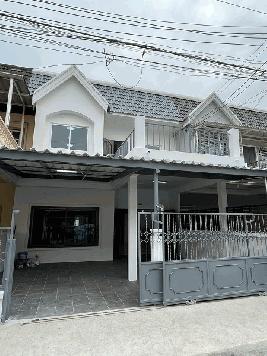 ให้เช่า Towhouse ย่านลาดพร้าว ใกล้ MRT ลาดพร้าว  3 ห้องนอน รีโนเวทเสร็จใหม่ทั้งหลัง 45   ตรว เฟอร์นิเจอร์ พร้อมอยู่) พื้นที่ใช้สอย   185   ตรม.  สามารถจดทะเบียนบริษัท