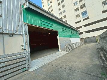 ให้เช่าโกดังเก็บสินค้า พร้อมออฟฟิศติดแอร์ พัฒนาการ  ใช้สอย 400​ตรมมีห้องโถงสำหรับเก็บของเย็น.. ห้องน้ำ 2 ห้อง  สามารถทำเป็นสำนักงานก็ได้ 