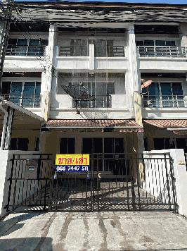 ขายหรือเช่าทาวโฮม 3 ชั้น หมู่บ้าน กลางเมืองลาดพร้าว 101 แยก 38  การเดินทางสะดวก 