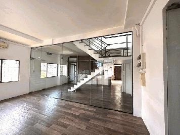 ให้เช่าอาคารสำนักงานให้เช่า พร้อมโกดัง ซอยสุขุมวิท 101  ใกล้ BTS ปุณณวิถี  จอดรถ 12-14 คัน เนื้อที่ 2-2-0 ไร่   พึ่ง renovate ใหม่ ภายในใหม่ พร้อมใช้งาน 