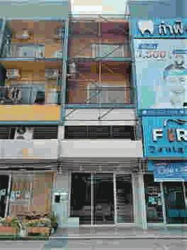 ขาย อาคารพาณิชย์ 3.5 ชั้น ติดถนนใหญ่ ด้านหน้า พลัม คอนโด พาร์ค รังสิต ทำเลดีมากก เหมาะสำหรับ เปิดร้านค้าขายทำธุรกิจหรือเปิดสำนักงาน พื้นที่ 19.8 ตรว. พร้อมเข้าอยู่ทันที เดินทางสะดวก