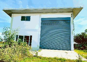 ที่ดินถมแล้ว ทางเข้าถนนคอนกรีตกว้างมาก ทำเลใกล้ถนนทางหลวง