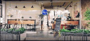 เซ้งร้านกาแฟ หน้า MRT หัวลำโพง ทางออก 1  อุปกรณ์และเฟอร์นิเจอร์ครบ พร้อมเปิดร้านได้ทันที