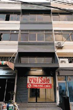 ขายอาคารพาณิชย์ รีโนเวทใหม่ พร้อมย้ายเข้าอยู่ 1 คูหา 3 . 5   ชั้น มีดาดฟ้า ใกล้เดอะมอลล์บางกะปิ สถานีรถไฟฟ้าลาดพร้าว   101 บางกะปิ