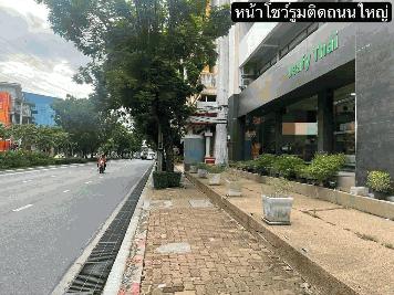 ให้เช่าโชว์รูม เป็นกระจกรอบด้าน สำหรับโชว์สินค้า ริมถนนใหญ่ ย่านพัฒนาการ