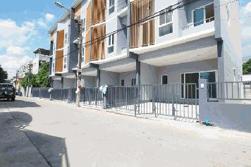 ขายทาวน์โฮม Modern loft 3 ชั้น สร้างใหม่หลังมุม 27 ตรว. 3 ห้องนอน เฉลิมพระเกียรติ ร.9 ซอย 14 ทาวน์โฮมมือหนึ่ง กู้เต็ม ฟรีโอน  