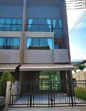 ให้เช่าทาวน์โฮม 3 ชั้นหลังมุม สไตล์ Penthouse โครงการบ้านกลางเมือง ลาดพร้าว-เสรีไทย ซอยเสรีไทย52 มีพื้นที่สวน ต่อเติมห้องครัวแล้ว