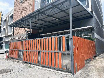 ให้เช่าอาคารพาณิชย์ 3 ชั้นครึ่ง 2 คูหา หน้ากว้าง 10 เมตร ลึก 14 เมตร ติดถนนพุทธมณฑลสาย 3 เขตทวีวัฒนา กทม