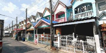 Townhouse ม.สมัครเพลส ซ.พยอม 20 ถ.เลียบคลองระพีพัฒน์  1100000 - ใกล้ ใกล้โรงเรียนสาธิตมหาวิทยาลัราชภัฏวไลยอลงกรณ์ โรงเรียนวัดคุณหญิงส้มจีน ตลาดนวมิตร บิ๊กซีนวนคร เทสโก้โลตัสนวนคร โรงพยาบาลการุญเวช นิคมอุตสาหกรรมนวนคร การเดินทางสะดวก เชื่อมต่อหลายเส้นทาง ใ