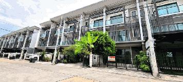 Townhome ทาวน์ อเวนิว เมิร์จ รัตนาธิเบศร์ 0 ไร่ 0 งาน 20 sq.wa  3500000 B. ใกล้กับ ใกล้แหล่งชุมชนมากมาย ใกล้รถไฟฟ้าสายสีม่วงสถานีสามแยกบางใหญ่ ใกล้วัดมะเดื่อ ใกล้เซ็นทรัลเวสเกต ใกล้เซ็นทรัลรัตนาธิเบศร์ ราคาคุ้ม ขายด่วน ขายขาดทุน ราคาทุน 4 ล้านบาท ราคานี้เ