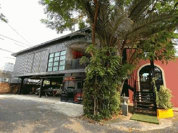 ให้เช่าพื้นที่อาคารชั้น 2 พร้อมลานจอด 10 คัน ย่านนาคนิวาสซอย 4 