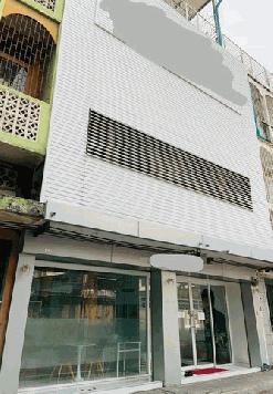 ให้เช่าอาคารพาณิชย์ 2 คูหา 3.5 ชั้น 450 ตรม. ย่านพระราม 4 ตรงข้ามช่อง 3 ติดสวนเพลินมาเก็ต ตึกรีโนเวทใหม่ พร้อมทำธุรกิจได้เลย 