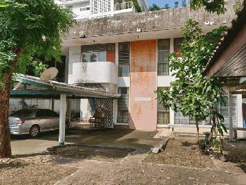 ขายที่ดินพร้อมบ้านเดี่ยว 2 ชั้น ซอยเอกมัยซอย 10  ทำเลดี เหมาะซื้อสร้างบ้าน  บ้านต้องรีโนเวทเอง 