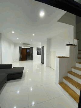 C3886 ให้เช่าและขายทาวน์โฮม 3 ชั้น โครงการ Cozy ซอยนาคนิวาส 24 ลาดพร้าว 71 หลังมุม ใกล้เซ็นทรัลอิสต์วิลล์ ทางด่วนเอกมัย-รามอินทรา