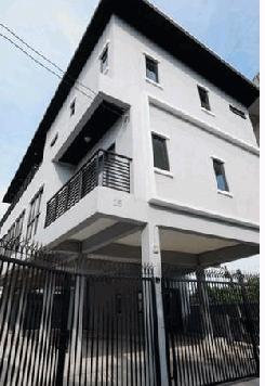 ให้เช่าอาคาร3 ชั้น พระราม9 ซอย60 สวนหลวง  ใกล้ห้างเดอะไนน์พระราม9 เหมาะทำสำนักงาน พื้นที่ 647 ตรม