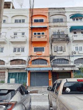 ให้เช่าอาคารพาณิชย์ 4.5 ชั้น ทำเลลาดพร้าว80/3 ทำเลดีอยู่หน้าหมู่บ้านใหญ่ 