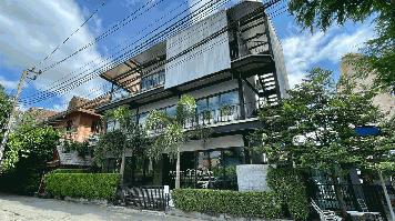 ให้เช่าอาคาร 3 ชั้น พร้อมที่จอดรถ เพดานสูง ใกล้ MRT สุทธิสาร ทำเลดีมาก เหมาะทำสำนักงาน โชว์รูม