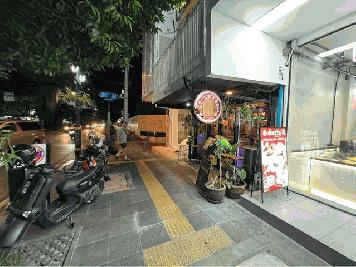 ให้เช่าอาคารพาณิชย์ 5 ชั้นพื้นที่ใช้สอย 300 ตรม. 2 ห้องนอน 4 ห้องน้ำ   ติดถนนสุขุมวิท ใกล้สถานี BTS ทองหล่อ