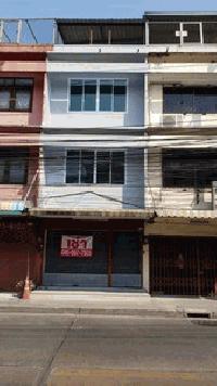 เช่า ตึกแถว 17ตรว 3ชั้น และ ดาดฟ้า 2 ห้องนอน 2 ห้องน้ำ ริมถนนโชคชัย4 อยู่ระหว่างซ. 10 และ 12 