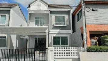 ขายทาวน์โฮม 2 ชั้น สไตล์บ้านเดี่ยว บางนา กม.8 ซ.มหาชัย หมู่บ้านเดอะวิลเลจ เนื้อที่ 28 ตารางวา 3 ห้องนอน 2 ห้องน้ำ รีโนเวทพร้อมเข้าอยู่