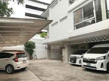 ให้เช่าทาวน์โฮม ใกล้BTSพร้อมพงษ์ ย่านสุขุมวิท 24 พื้นที่ใช้สอย 300 ตรม. 4 ห้องนอน 5 ห้องน้ำ ติดสวนเบญจสิริ  มีที่จอดรถ ตกแต่งเฟอร์ครบ