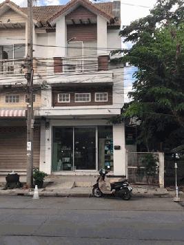 ขายอาคารพาณิชย์ 2 ชั้นครึ่ง ( มีชั้นลอย) หัวมุม ม.บ้านพูนสินธานี 3 ลาดกระบัง กรุงเทพ