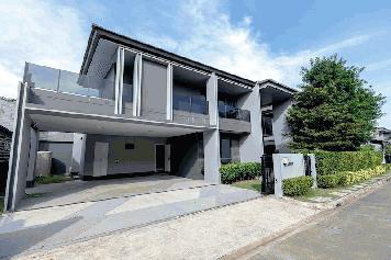 BH2564 ให้เช่าบ้านเดี่ยว 2ชั้นตกแต่งหรูพร้อมอยู่ หมู่บ้าน เศรษฐสิริ กรุงเทพกรีฑา2  แปลงติดสวน พร้อมเฟอร์นิเจอร์