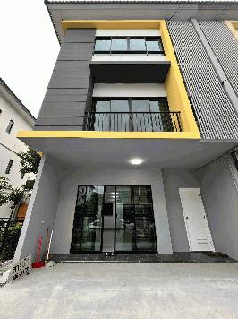 ทาวน์โฮม 3 ชั้น รีโนเวทใหม่ แปลงมุมกลับรถ
