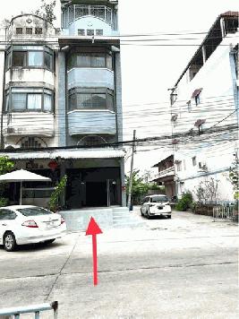 ให้เช่าอาคารพาณิชย์ 3 ชั้นครึ่ง หมู่บ้านรุ่งกิจวิลล่า7 ถนนร่มเกล้า42 เขตลาดกระบัง จังหวัดกรุงเทพ 