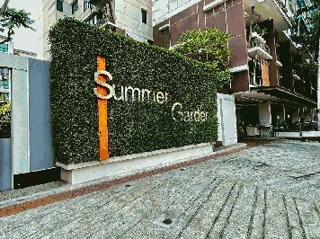 คอนโด ซัมเมอร์การ์เด้นท์  ตึก ดาหลาชั้น 3  ห้องไม่ร้อน ไม่โดนแดดเช้า–บ่าย ตากผ้าที่ระเบียง ผ้าแห้งปกติ