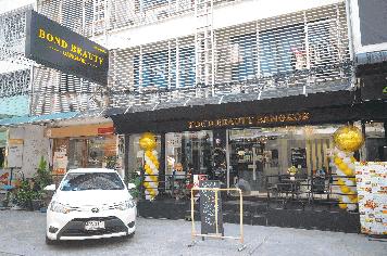 ขายอาคารพาณิชย์ 4 ชั้น ทำเลดี ใกล้ BTS อโศก และ มศว เพียง 850 ม.  ผู้เช่าเต็ม 100% ผลตอบแทนทันที!